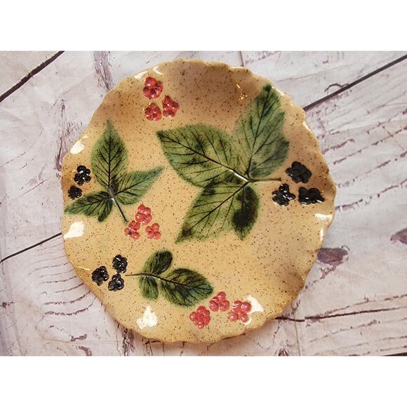 Studio Art Pottery Wavy Dish 7in Tan Pressed Leaf & Berries Pattern Signed - Picture 4 of 10